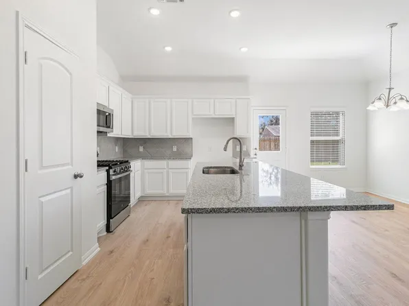 249 Edgewater Dr, West Columbia, TX 77486