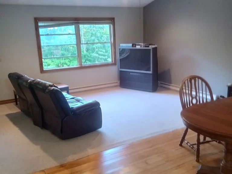1275 Foster Rd — Photo 4