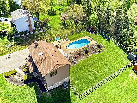 3rd image of 17 County Clare Cres
