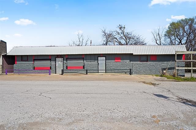 1st image of 303 E Oak St