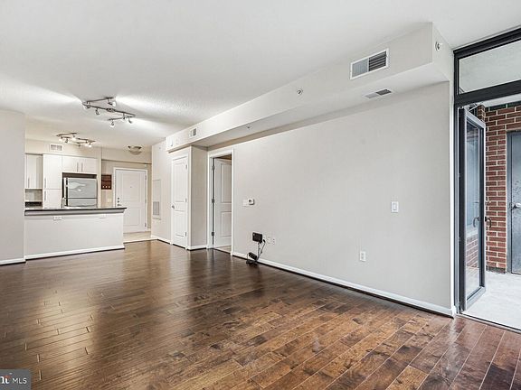 4th image of 1021 Garfield St #320