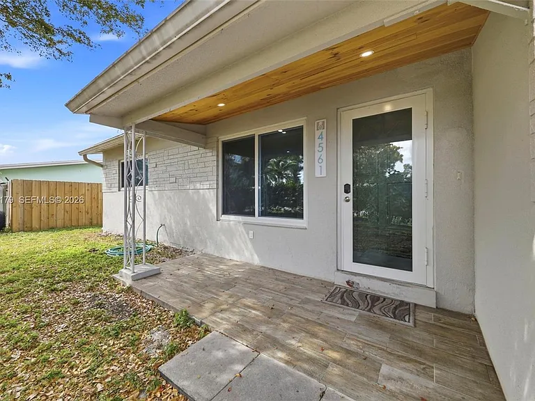 4561 SW 25th Ter — Photo 7