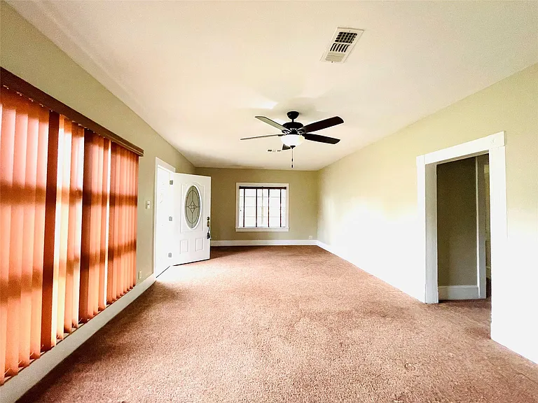 229 E Saunders St — Photo 5