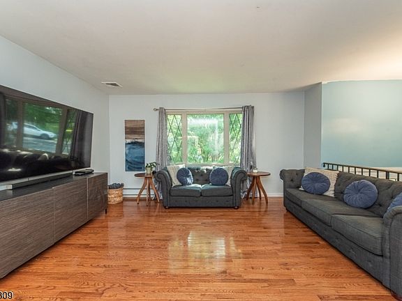 3rd image of 110 Unger Ave