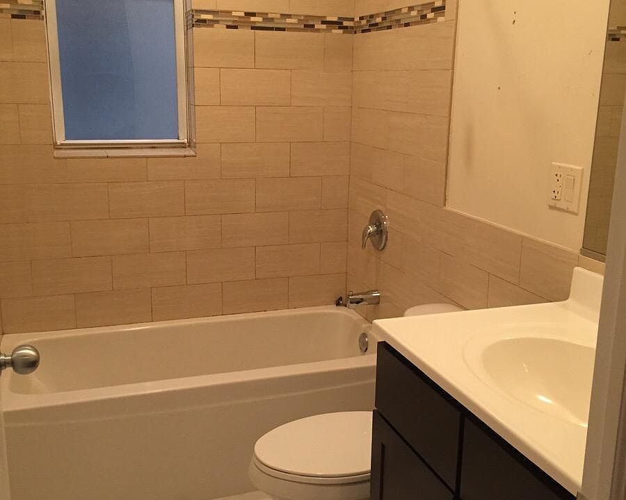 1st image of 850 W Cornelia Ave #2N