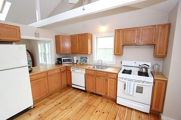110 Knott Ave — Photo 3