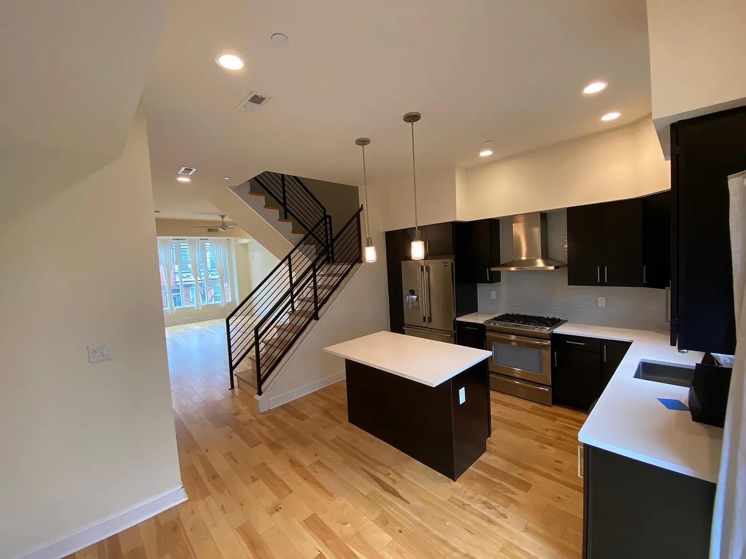 3 bed, 2.5 bath, 2000 sqft, $3,250 — Photo 2