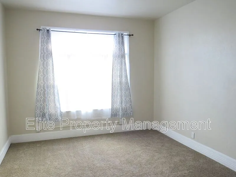 1 bed, 1.0 bath, 690 sqft, $895 — Photo 2