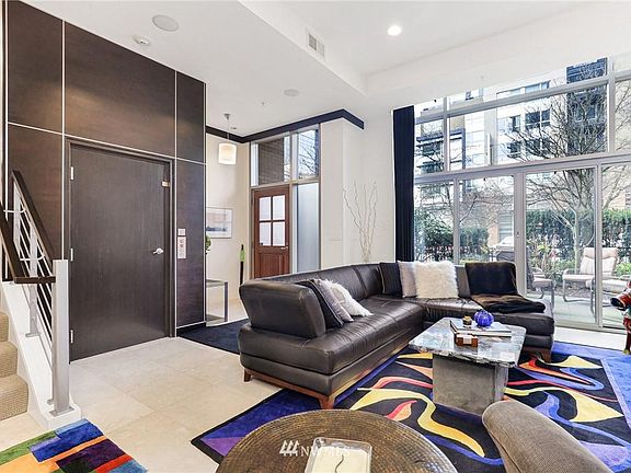 4th image of 10608 NE 9th Pl #Townhouse
