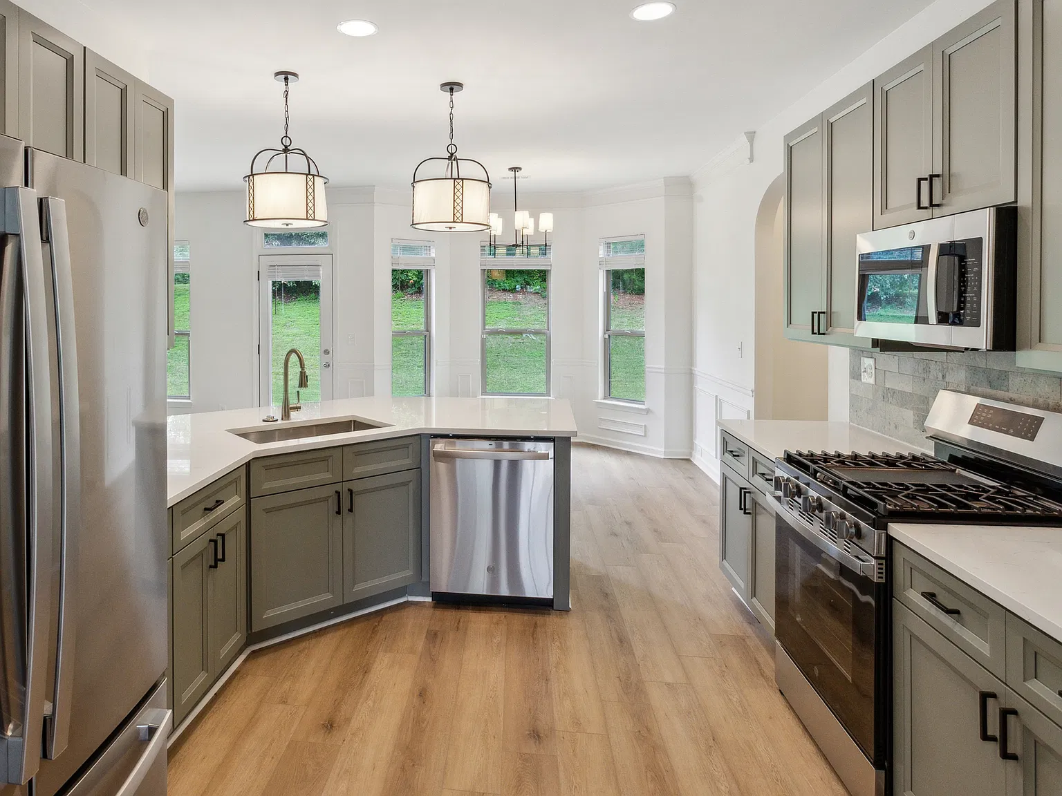 5 bed, 3012 sqft, $3,200 — Photo 2