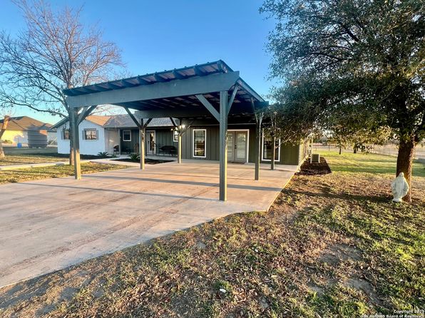 737 Fm 2200, Devine, TX 78016