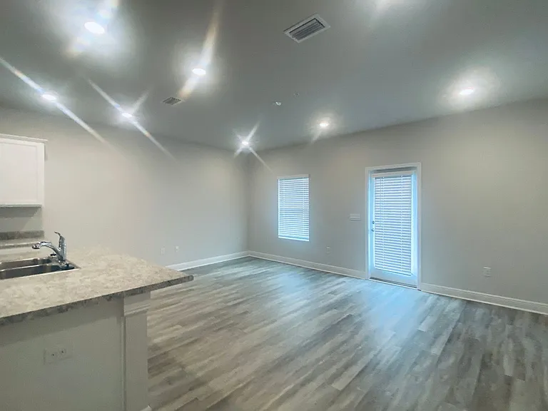 710 E Giese Ln — Photo 10