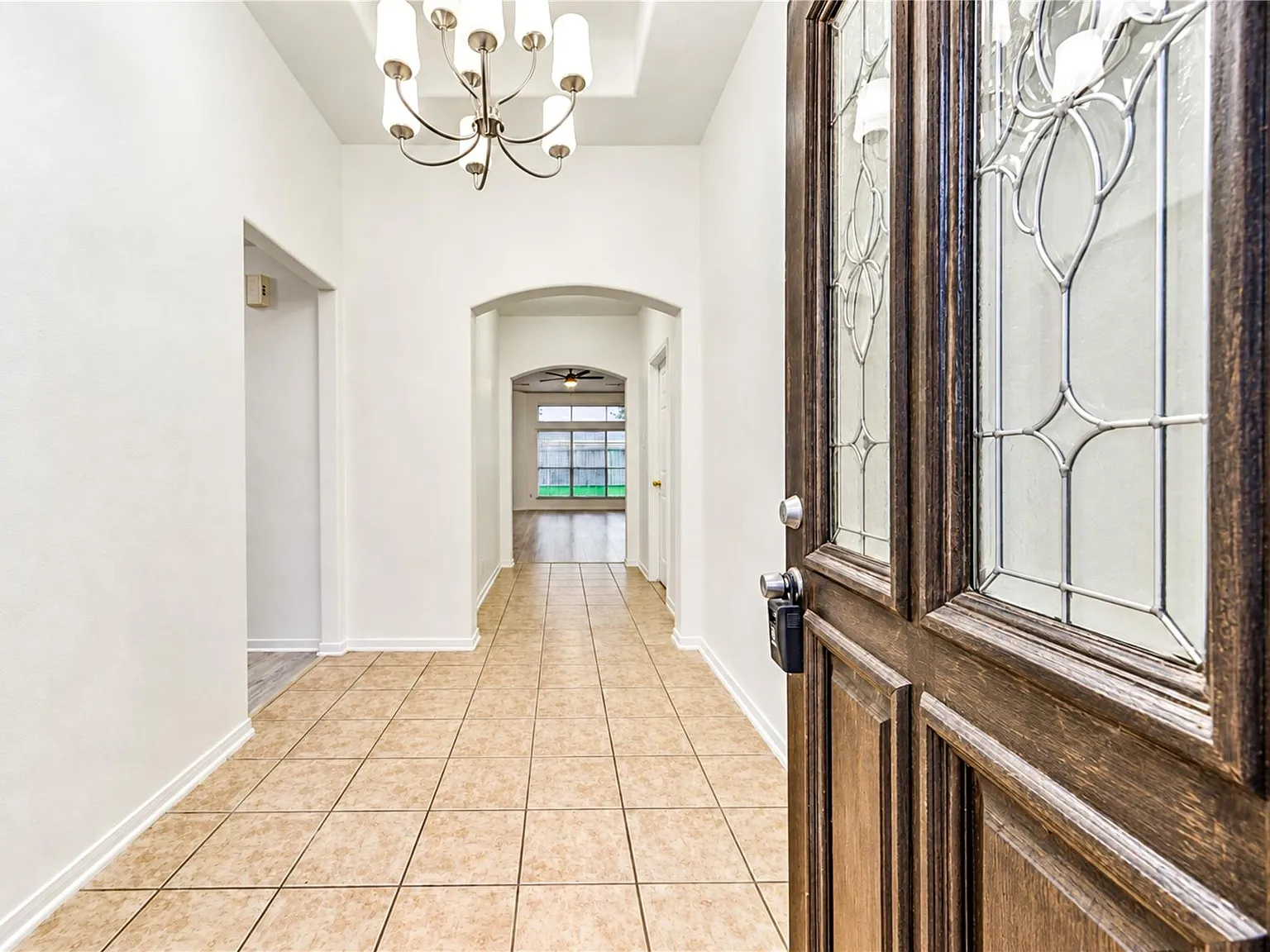 4 bed, 2.0 bath, 2277 sqft, $2,000 — Photo 2