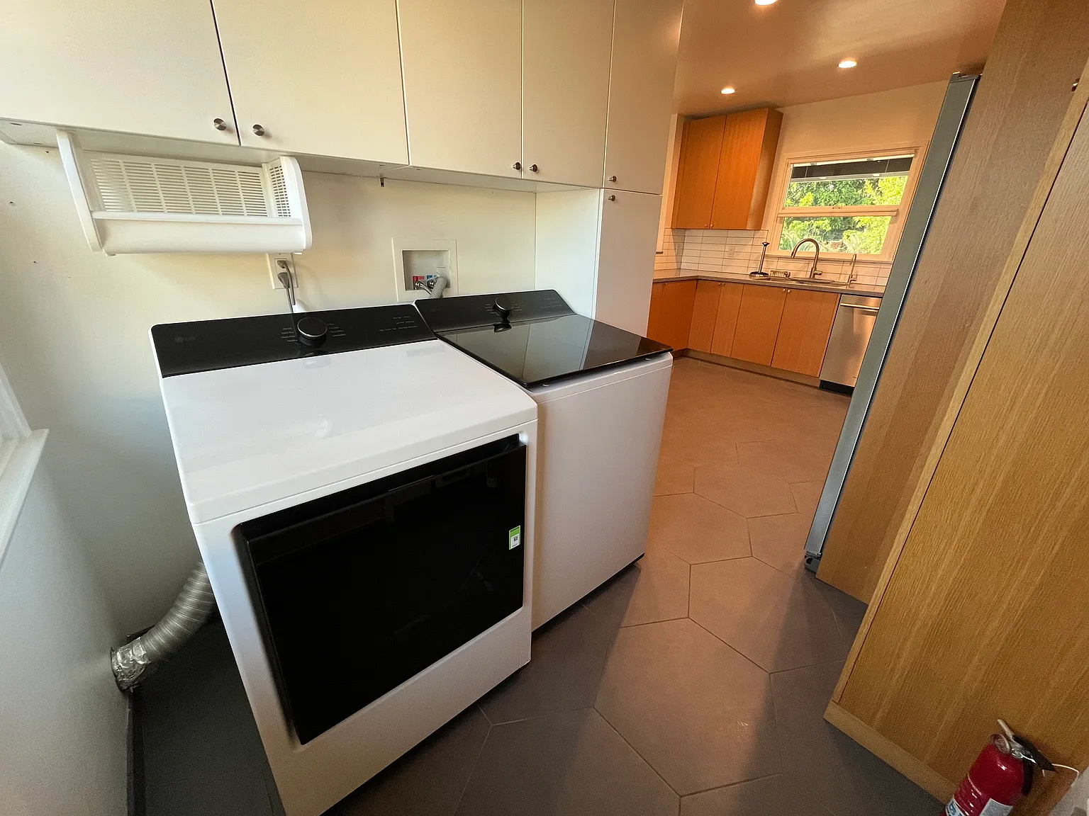 3 bed, 1402 sqft, $4,950 — Photo 4