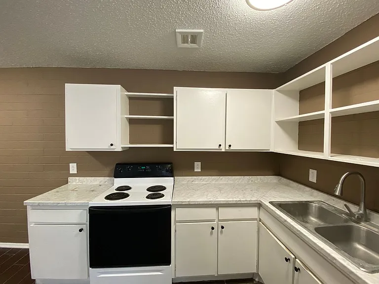 1 and 2 Bedrooms Great Location with Community Pool and Onsite Laundry! 1/2 of Mile from U of A — Photo 93
