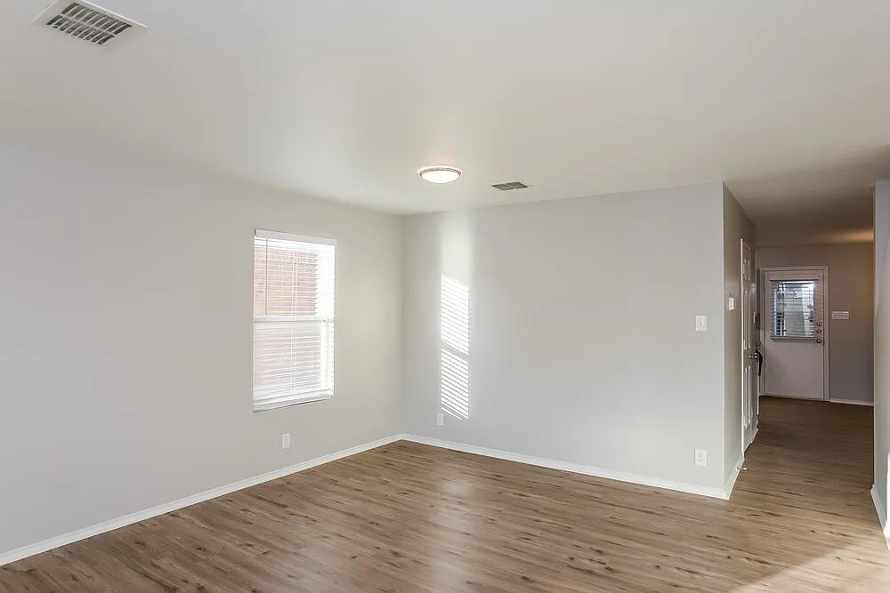 3 bed, 2.0 bath, 2390 sqft, $2,215 — Photo 4
