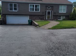 6715 Minnick Rd, Lockport, NY 14094