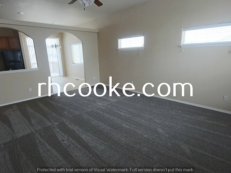 9204 N Oak St — Photo 2