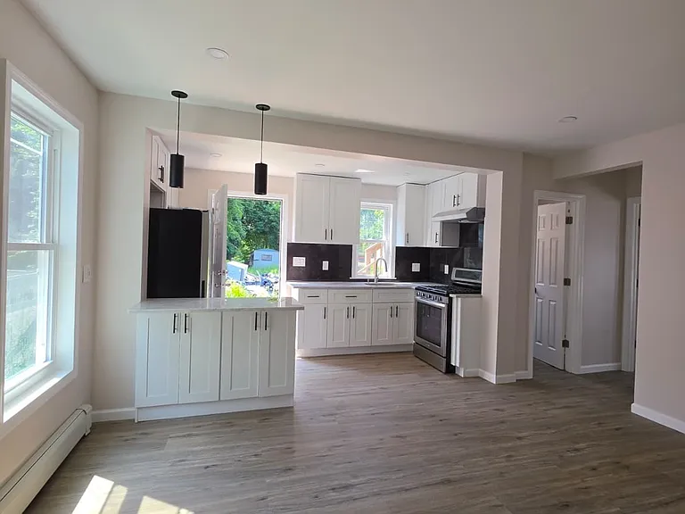 429 Burnside Ave — Photo 12