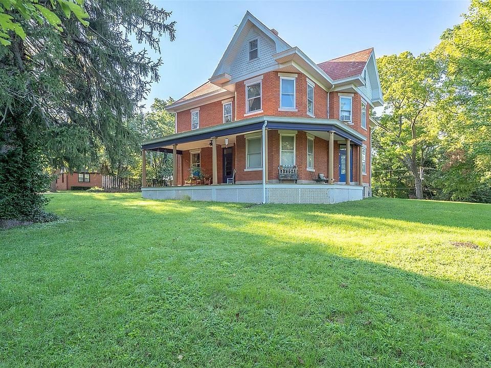1st image of 375 Seraphin St