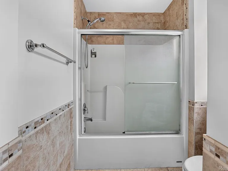 5001 Meadow Crest Cir — Photo 24
