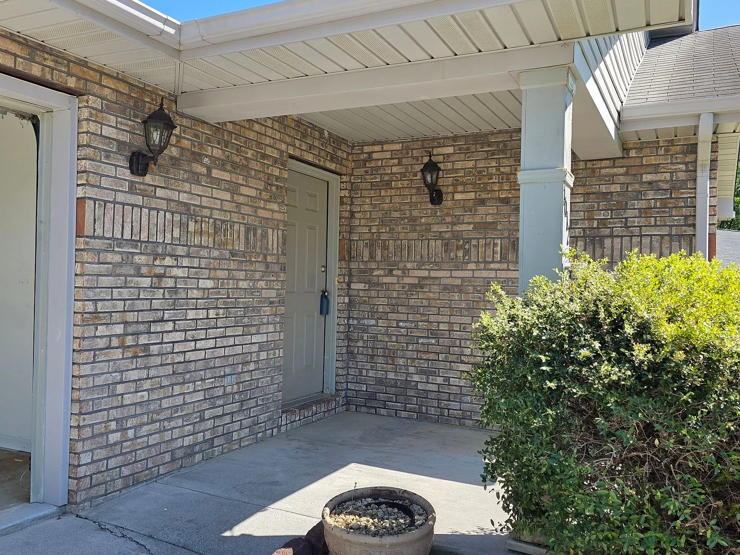 3 bed, 2.0 bath, 1580 sqft, $2,500 — Photo 2