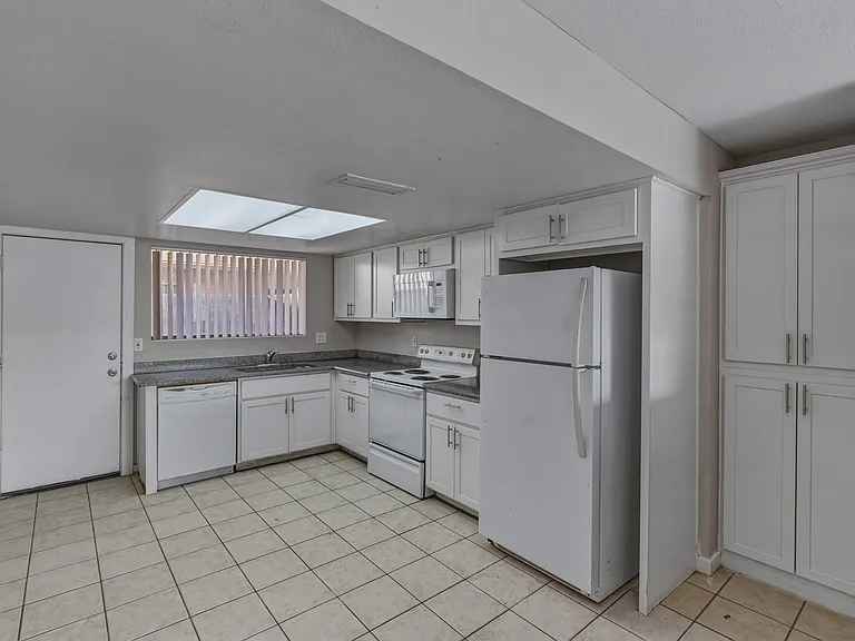 3308 W Loma Ln — Photo 8
