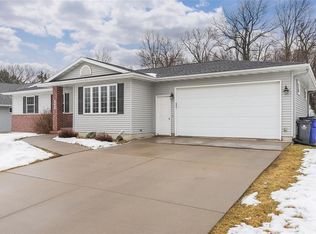 2903 Navajo Ave SW, Cedar Rapids, IA 52404