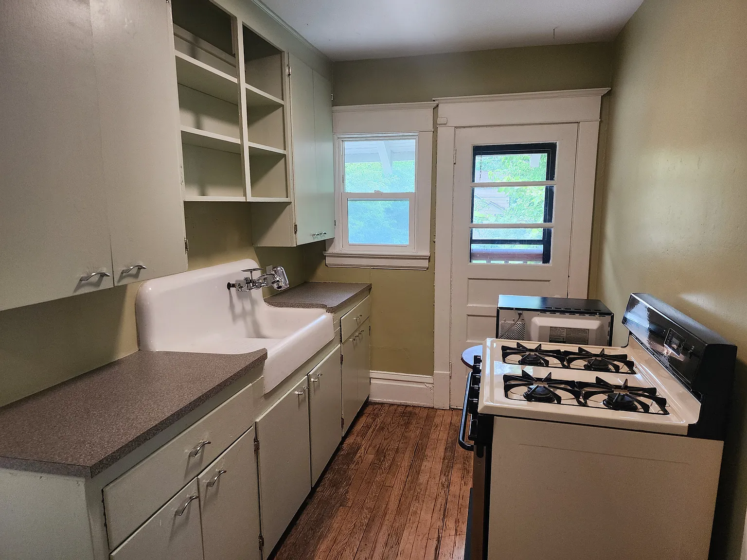2 bed, 700 sqft, $1,400 — Photo 2