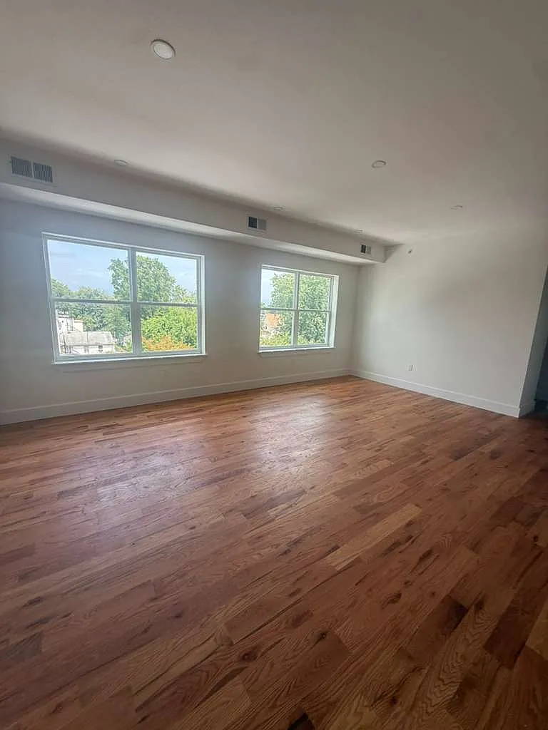 4 bed, $3,000 — Photo 1