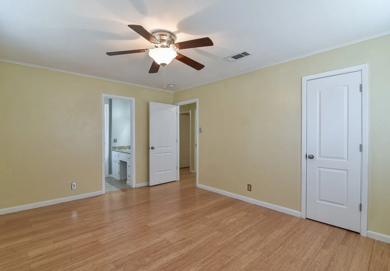 Huge Corner Lot in Trendy West Fort Worth Neighborhood — Photo 4