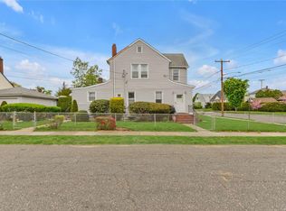 22 Bergen St, Floral Park, NY 11001