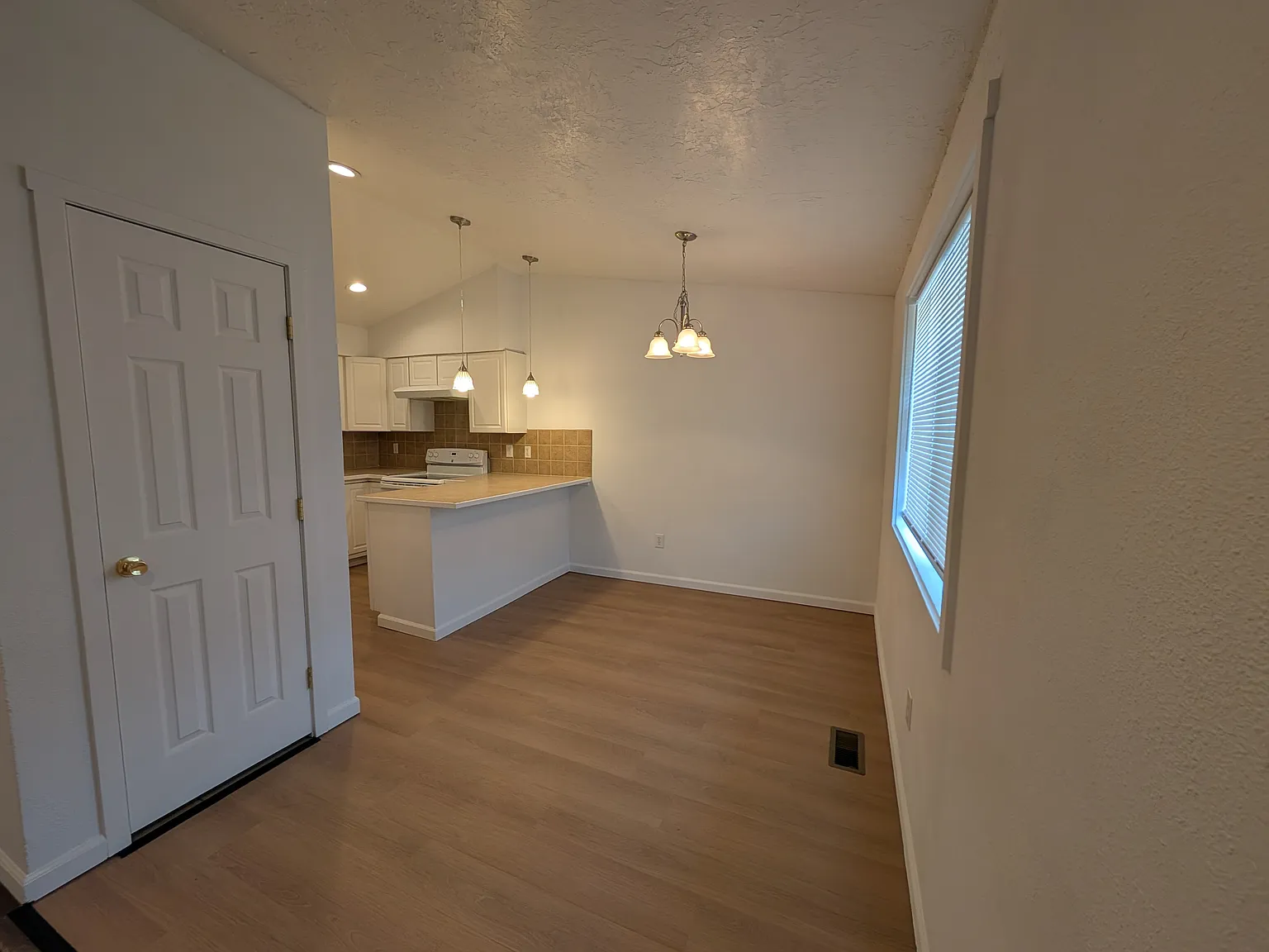 4526 E Frederick Ave — Photo 4