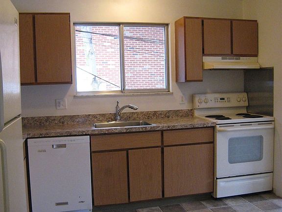 1466 Bemidji Kitchen with beautiful new floor_5104
