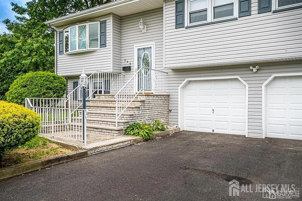 3 bed, 2.0 bath, 1160 sqft, $4,400 — Photo 2