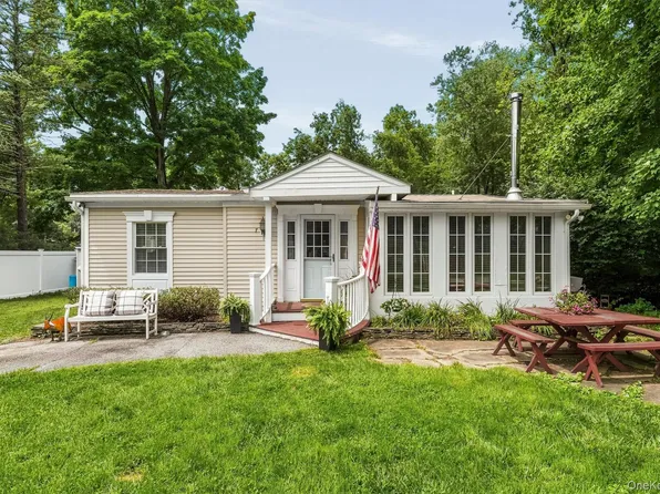 7 Locust Drive, Greenwood Lake, NY 10925