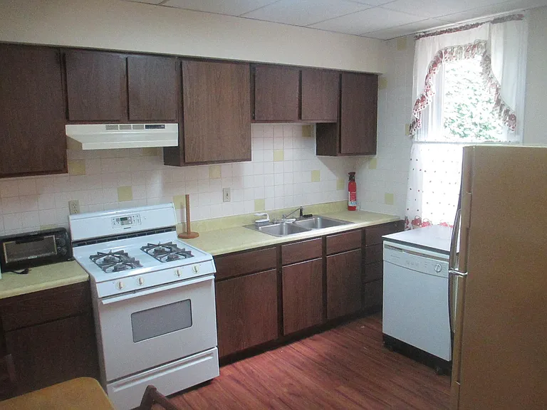 37 Greeley St — Photo 3