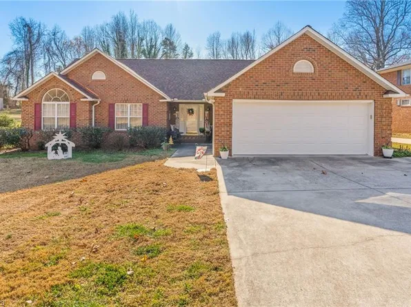 105 Lake Dr, Trinity, NC 27370