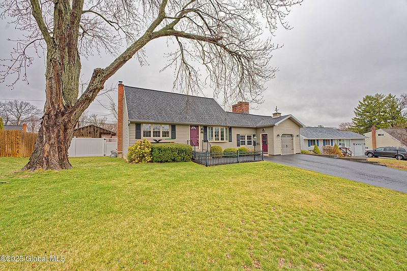 2nd image of 60 Hunting Road