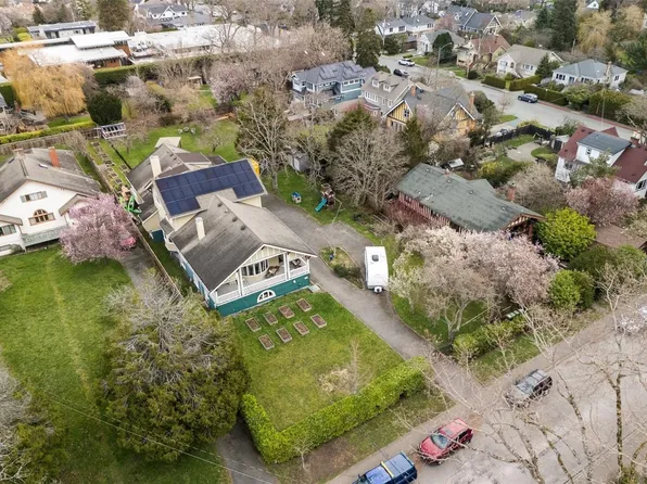 2130 Central Ave, Oak Bay, BC V8S 2R3