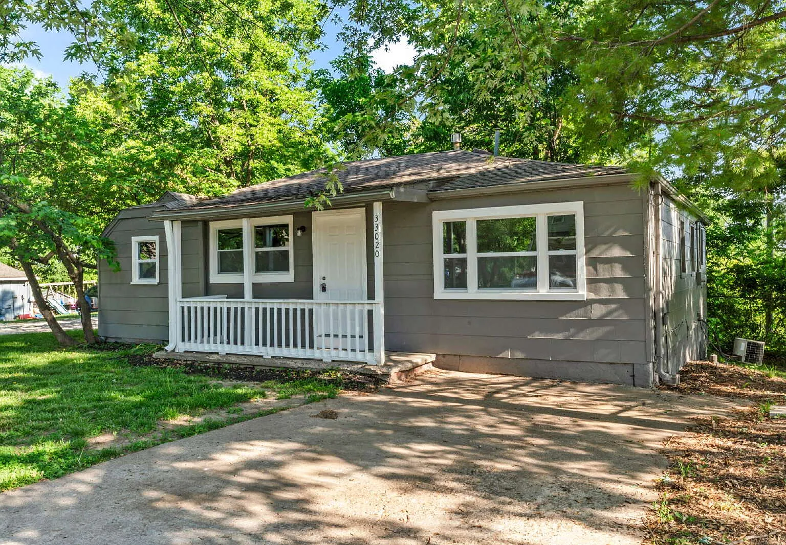 3 bed, 1.0 bath, 1118 sqft, $1,650 — Photo 2