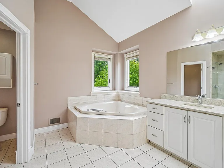 1819 Brookview Dr — Photo 37