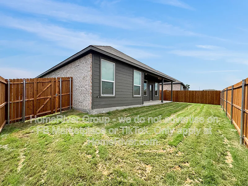 4 bed, 2.0 bath, 2062 sqft, $2,350 — Photo 3