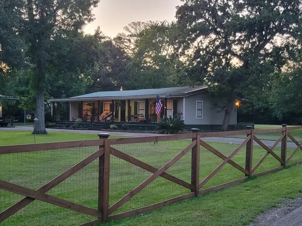 210 N 10th St, Highlands, TX 77562