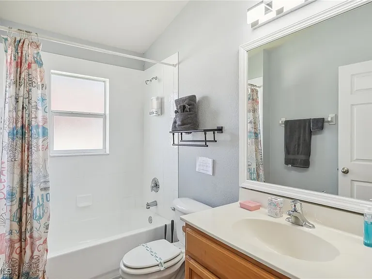940 Belmont St E — Photo 24