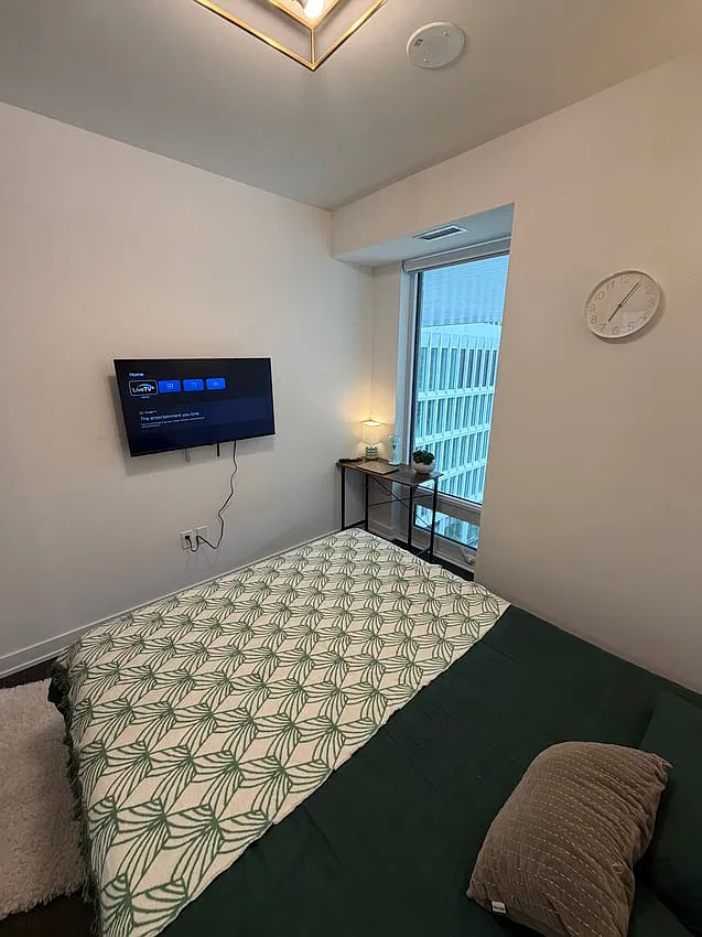 Deluxe Room St Patrick St & Dundas St W — Photo 3