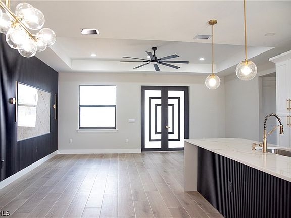 3rd image of 1015 Agnes Ave