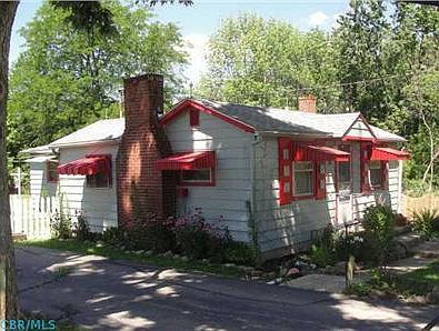 2nd image of 296 Pleasant St