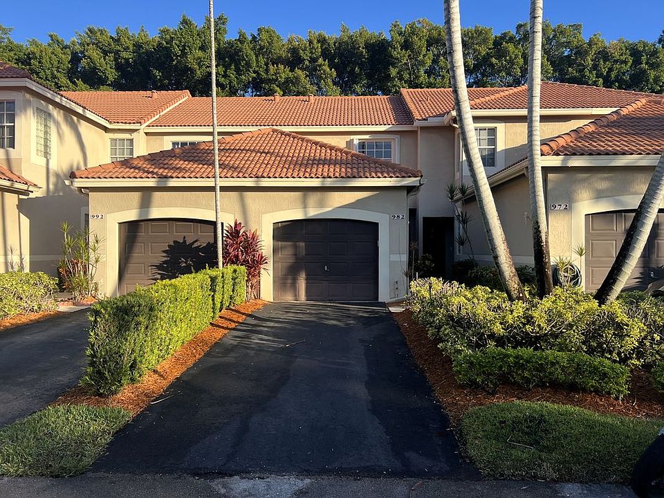 1st image of 982 Sevilla Cir