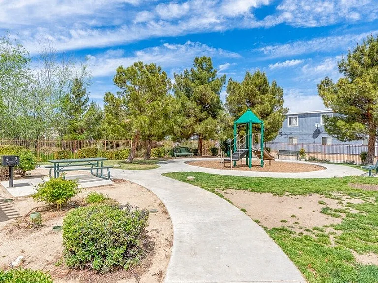 Twin Palm Apartments — Photo 14